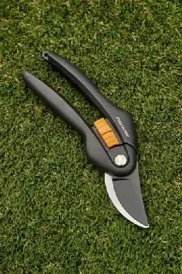 Fiskars Bypass Secateur P26